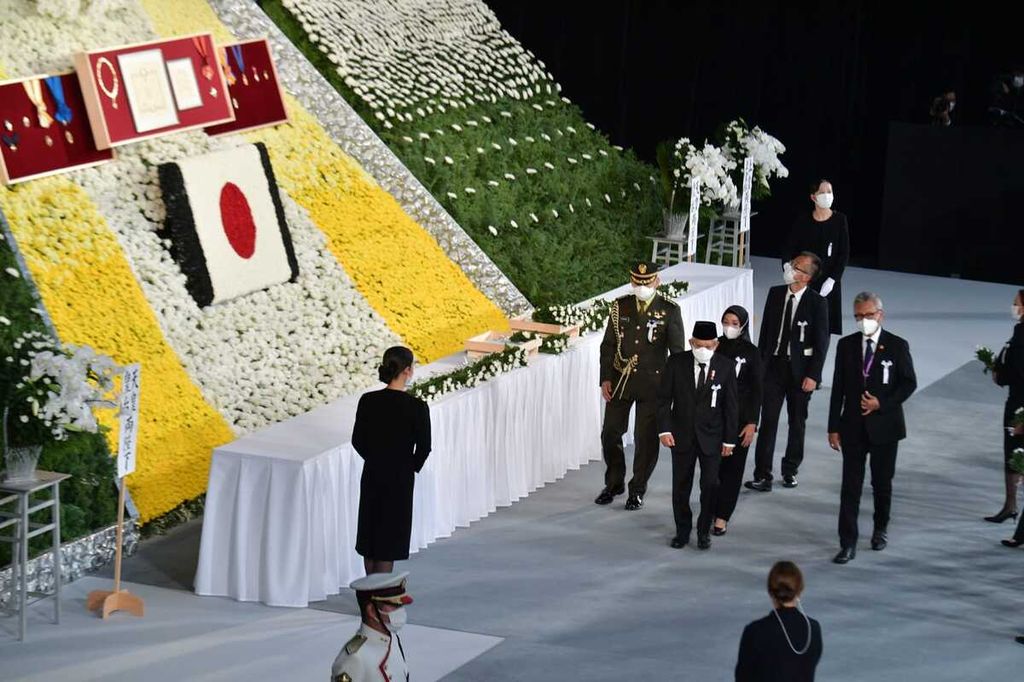 Wakil Presiden Ma'ruf Amin dan Ibu Wury Ma'ruf Amin saat menghadiri prosesi pemakaman kenegaraan mantan Perdana Menteri Jepang Shinzo Abe di Nippon Budokan, Choyoda, Tokyo, Jepang, Selasa (27/9/2022).