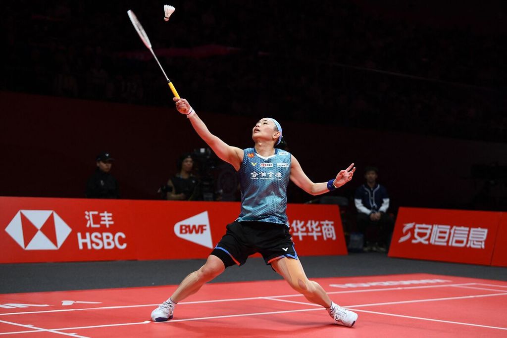 Pemain Taiwan, Tai Tzu-ying, saat bertanding melawan pemain Spanyol, Carolina Marin, di partai puncak Final BWF World Tour di Hangzhou, China, Minggu (17/12/2023).