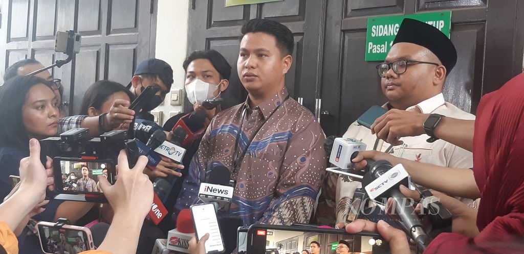 Mangatta Toding Allo, kuasa hukum AG, seusai sidang putusan terhadap kliennya, di Pengadilan Negeri Jakarta Selatan, Jakarta, Senin (10/4/2023).