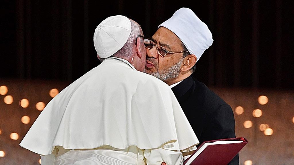 Paus Fransiskus (kiri) dan Imam Besar Al-Azhar, Mesir, Sheikh Ahmed al-Tayeb, saling menyambut saat keduanya bertukar dokumen dalam Pertemuan Persaudaraan Manusia di Abu Dhabi, Uni Emirat Arab, 4 Februari 2019.