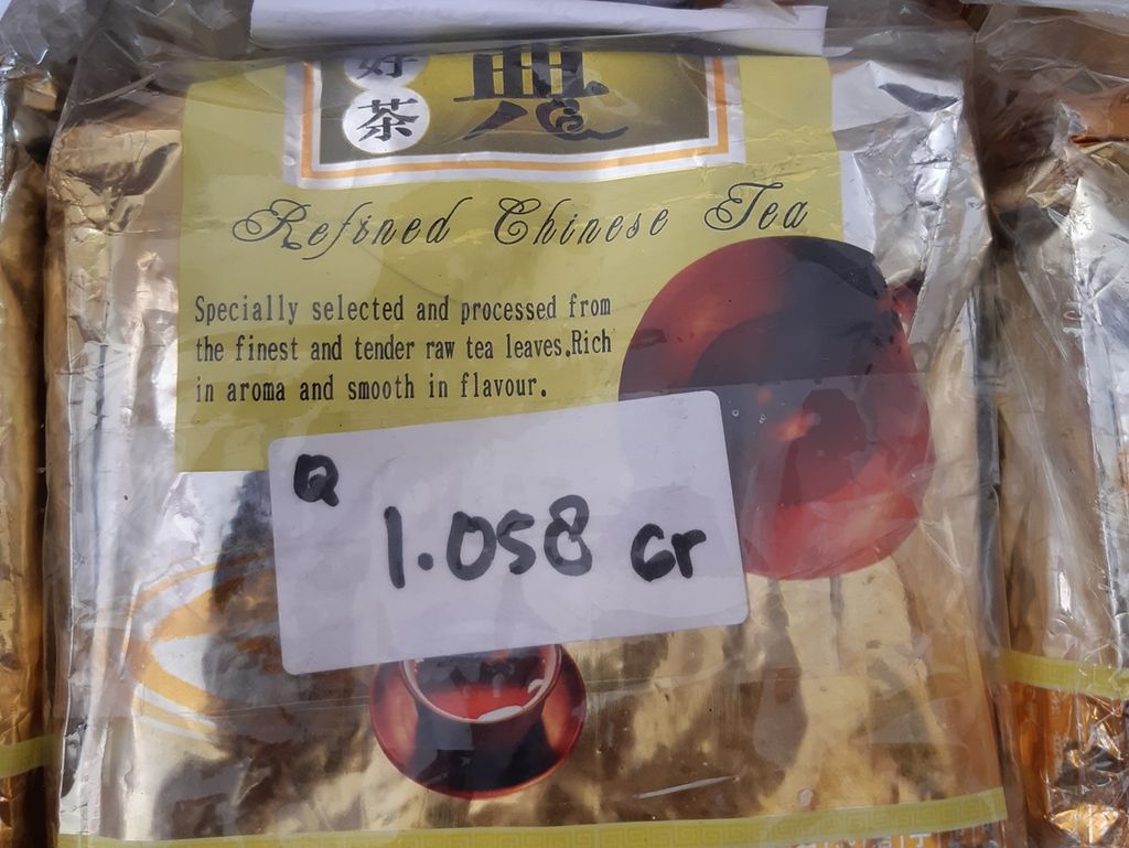 Barang bukti sabu yang terbungkus dalam kemasan teh merek Guan Yin Wang ditunjukkan kepada publik saat penutupan operasi Antik Seligi di Markas Polda Kepulauan Riau, 11 September 2019. 