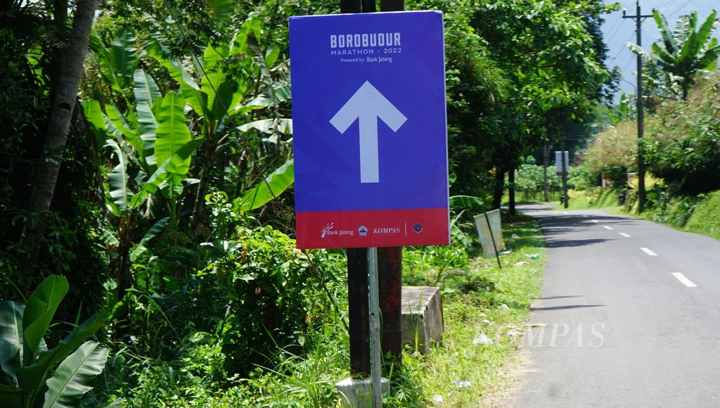 Penanda jalan yang menunjukkan rute Borobudur Marathon 2022, di Kawasan Borobudur, Kabupaten Magelang, Jawa Tengah, Kamis (10/11/2022). Lomba lari tersebut akan digelar pada Sabtu (12/11/2022) dan Minggu (13/11).