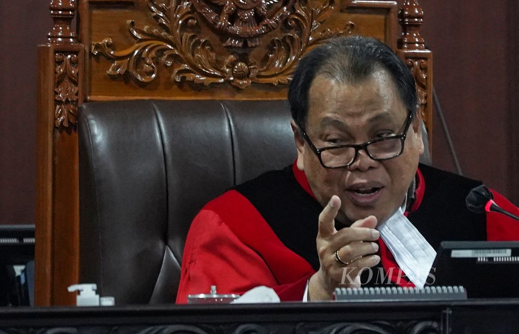 Hakim Konstitusi Arief Hidayat memimpin sidang PHPU pemilihan legislatif panel 3 di Mahkamah Konstitusi, Jakarta, Kamis (2/5/2024).
