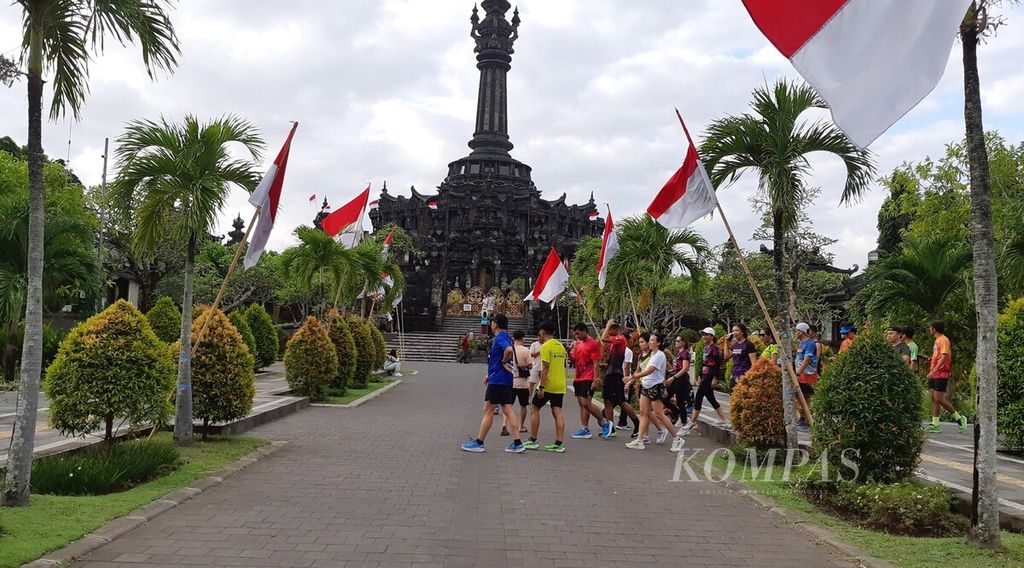 Sejumlah komunitas pelari di Bali, Sabtu (5/8/2023), mengadakan lari ria dengan tajuk The Tour di Kota Denpasar. The Tour menghangatkan suasana menjelang ajang Bank Jateng Friendship Run 2023, yang akan dilangsungkan di Kota Denpasar, Bali, Minggu (6/8/2023).