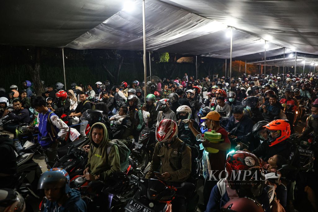 Antrean pemudik sepeda motor yang akan memasuki kapal feri di Pelabuhan Bakauheni, Lampung, Sabtu (13/4/2024). 