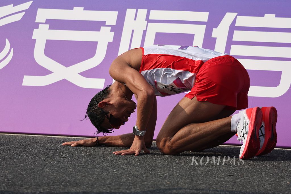 Atlet jalan cepat Indonesia, Hendro Yap, seusai perlombaan nomor 20 kilometer Asian Games Hangzhou 2022 di Provinsi Zhejiang, China, Jumat (29/9/2023). 