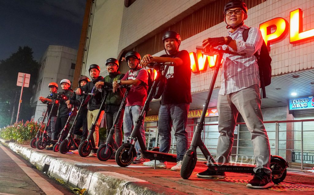  Komunitas Scooter To Work di Jalan Melawai, Blok M, Jakarta, Jumat (30/9/2022).  