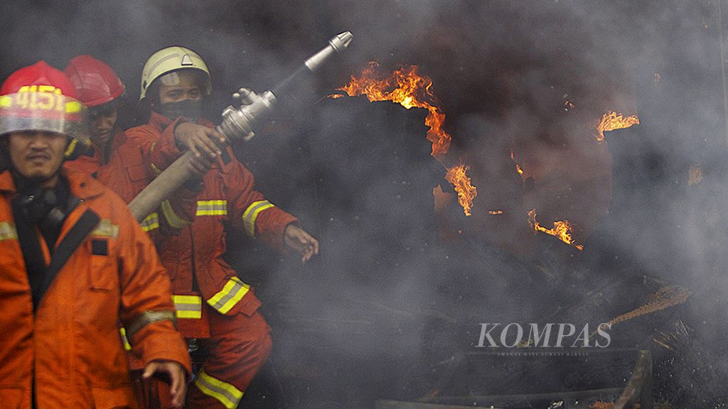 Kebakaran melanda toko tekstil dan karpet Abang Adek di Pasar Kebayoran Lama, Jakarta Selatan, Selasa (13/6). Tidak ada korban jiwa dalam kebakaran toko berlantai tiga  tersebut.