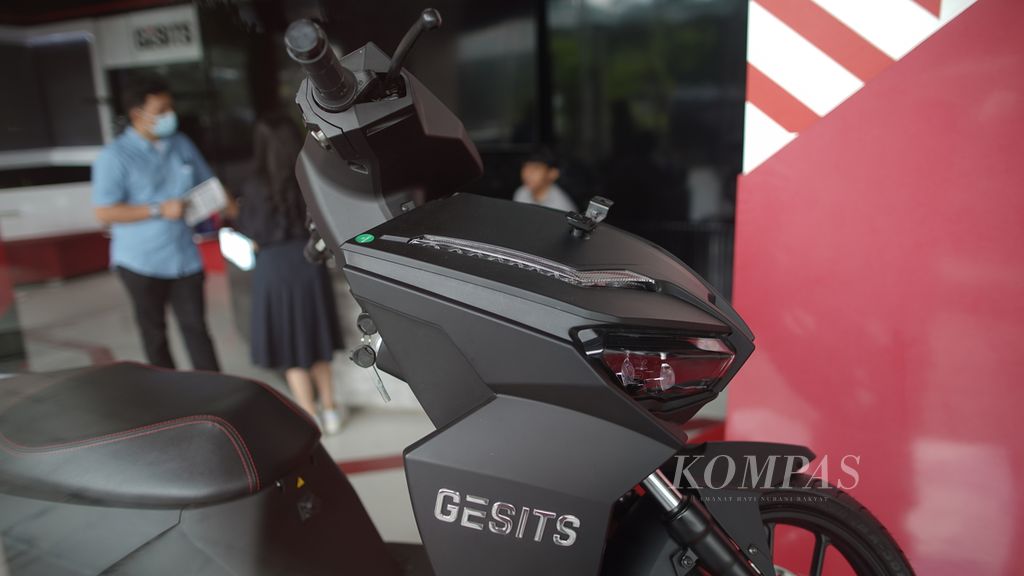 Tempat penjualan dan servis resmi sepeda motor listrik Gesits di kawasan The Hive, Jakarta Timur, Kamis (9/3/2023). Pemerintah memutuskan segera menggulirkan insentif untuk kepemilikan sepeda motor listrik bagi para pelaku usaha mikro, kecil, dan menengah.