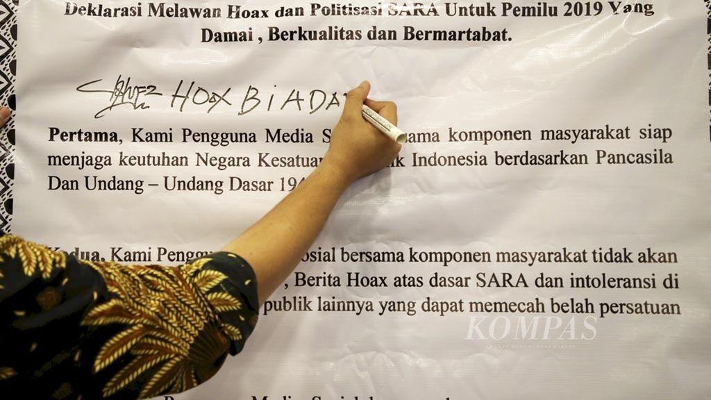 Aktivis dari komunitas jurnalis pesantren dan aktivis media sosial menandatangani deklarasi melawan hoaks di Cikini, Jakarta, Selasa (22/1/2019). Deklarasi ini dilakukan untuk menciptakan suasana aman, nyaman, dan kondusif saat Pemilu 2019 serta mengedukasi masyarakat melawan hoaks dengan literasi media.