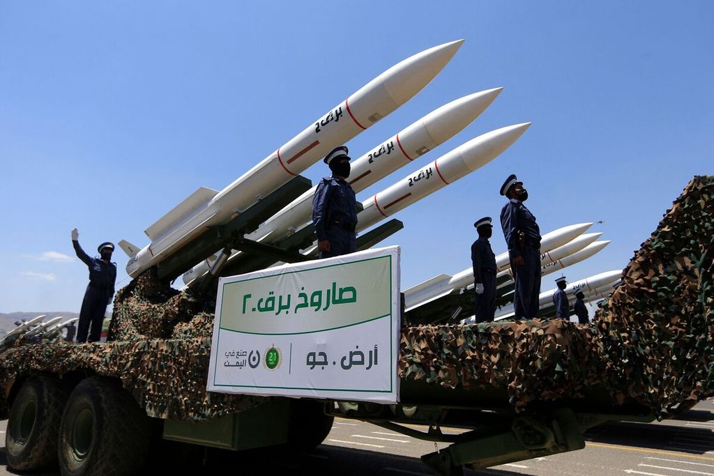 Sebagian rudal Houthi dipamerkan di Sanaa, Yaman, Kamis (21/9/2023). Pada 8 November 2023, Amerika Serikat mengakui salah satu pesawat nirawak MQ-9 Reaper dijatuhkan Houthi kala berpatroli di sekitar Yaman.