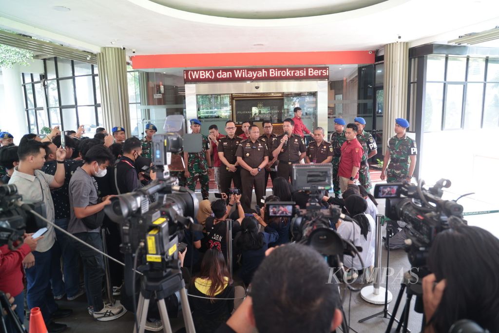 The Attorney General's Office gave a statement to the media after the detention of the Minister of Communication and Information Johnny G Plate at the Attorney General's Office Building, Jakarta, Wednesday (17/5/2023).