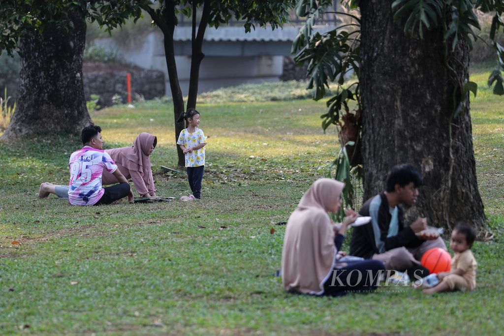Warga menikmati pagi dengan berkegiatan di Tebet Eco Park, Jakarta Selatan, Sabtu (9/9/2023). 