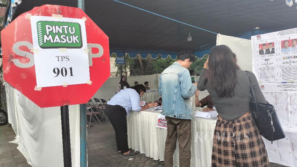 Para pemilih yang mayoritas mahasiswa berdatangan ke TPS 901, TPS lokasi khusus UGM, di Asrama Ratnaningsih Kinanti 1, Kecamatan Depok, Kabupaten Sleman, DIY, Rabu (14/2/2024).
