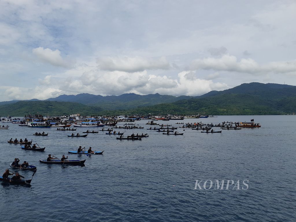 Prosesi laut sebagai bagian dari rangkaian Semana Santa di Larantuka, Kabupaten Flores Timur, Nusa Tenggara Timur, pada Jumat (7/4/2023). Prosesi laut itu berlangsung setiap Jumat Agung.