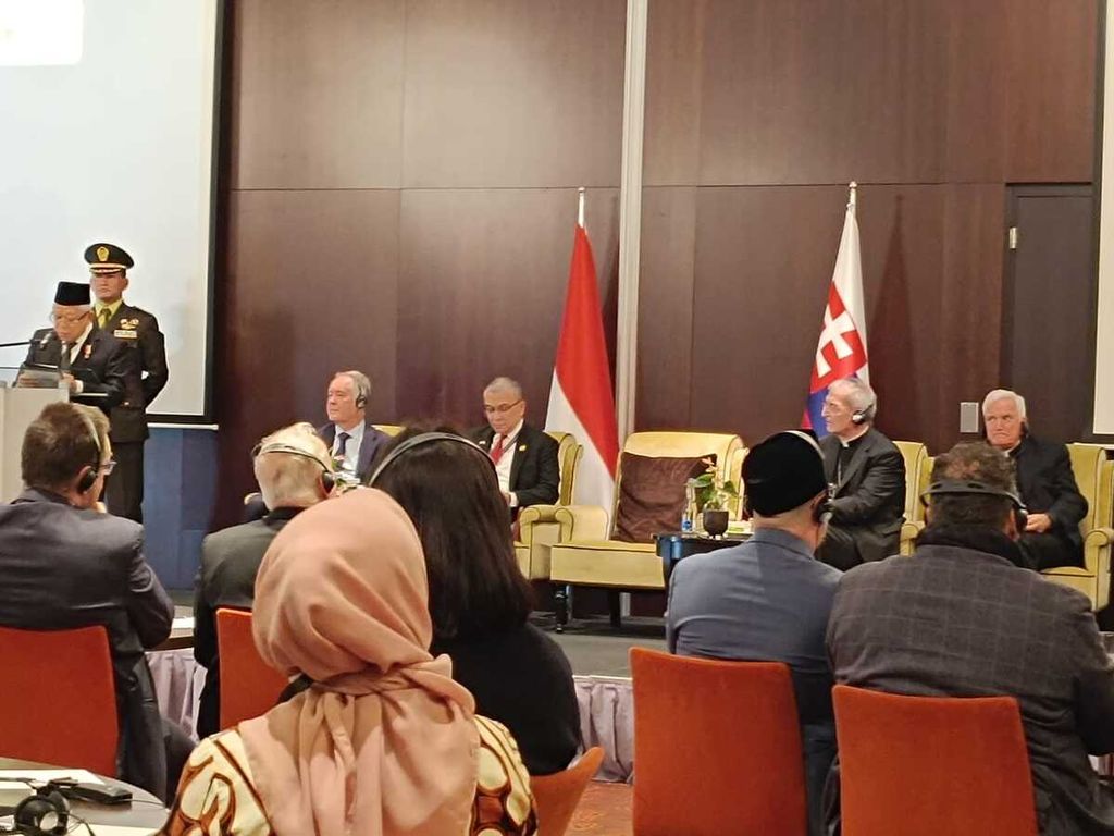 Wakil Presiden Ma’ruf Amin saat memberi pengantar dalam Dialog Antar-Budaya dan Agama yang diadakan Kedutaan Besar RI di Bratislava, Slovakia, Senin (27/11/2023). 