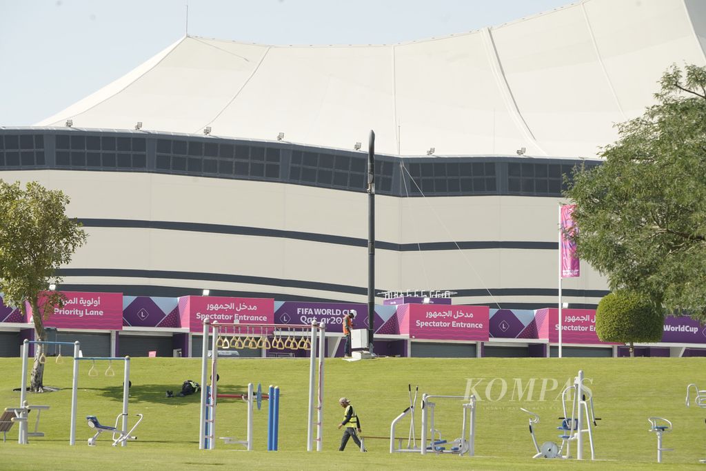 Pekerja melintas di luar Stadion Al Bayt, Al Khor, Qatar, Rabu (16-11-2022). Stadion Al Bayt akan menjadi arena pertandingan pembuka Piala Dunia 2022 antara tuan rumah Qatar melawan Ekuador, 20 November 2022.