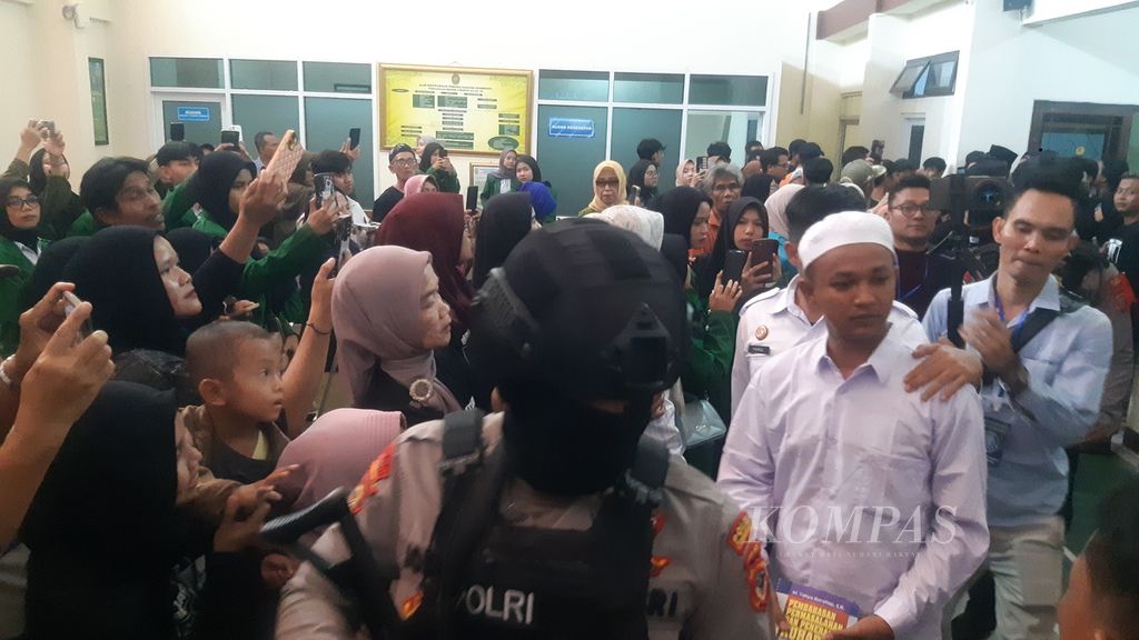 Petugas mengawal sejumlah terpidana kasus pembunuhan Vina dan Muhammad Rizky sebelum menjalani sidang peninjauan kembali di Pengadilan Negeri Cirebon, Kota Cirebon, Jawa Barat, Rabu (4/9/2024). 