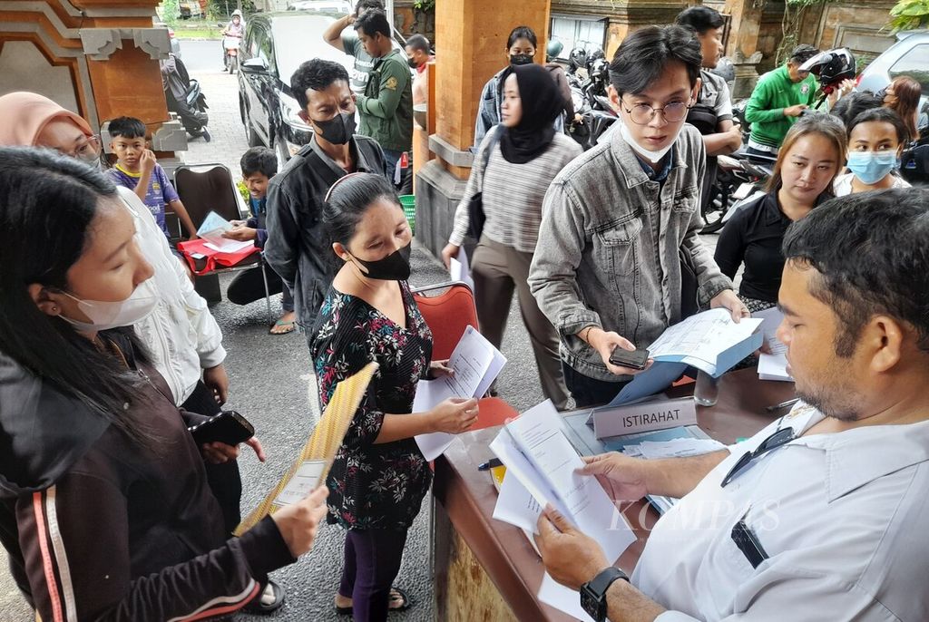 KPU melayani pindah memilih untuk Pemilu 2024. Suasana di lobi Kantor KPU Kota Denpasar, Bali, Senin (15/1/2024), saat warga mengurus pelayanan pindah memilih. 