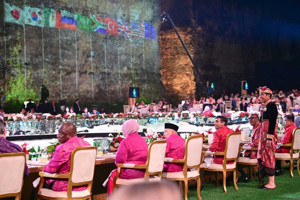 Presiden Joko Widodo beserta Ibu Iriana Joko Widodo menjamu para pemimpin negara G20, organisasi internasional, dan undangan lain dalam acara santap malam di Garuda Wisnu Kencana, Kabupaten Badung, Bali, Selasa (15/11/2022).