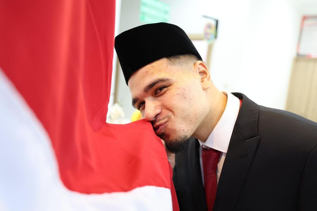 Pesepak bola Ragnar Oratmangoen mencium bendera Indonesia setelah disumpah menjadi WNI di Kantor Wilayah Kemenkumham DKI Jakarta, Senin (18/3/2024) dini hari WIB. Ragnar akan memperkuat timnas sepak bola Indonesia.
