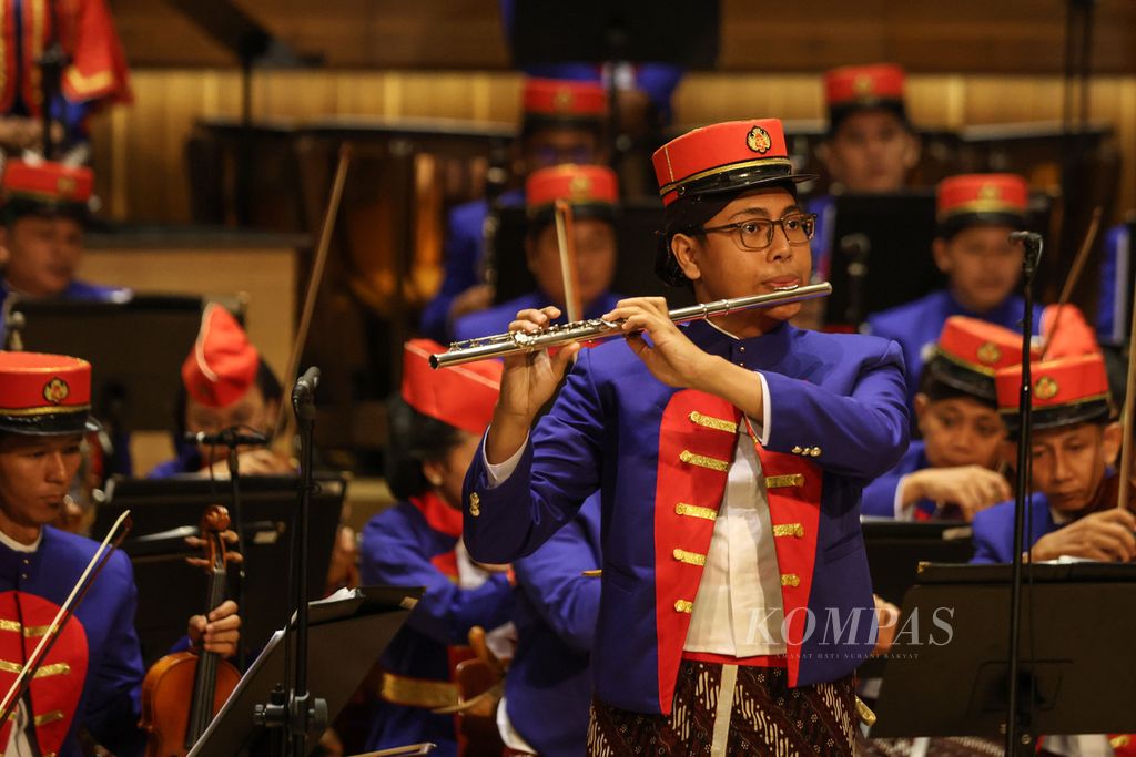Personel Yogyakarta Royal Orchestra memainkan alat musik flute saat tampil dalam Konser Hari Penegakan Kedaulatan Negara di Aula Simfonia Jakarta, Jumat (1/3/2024). 