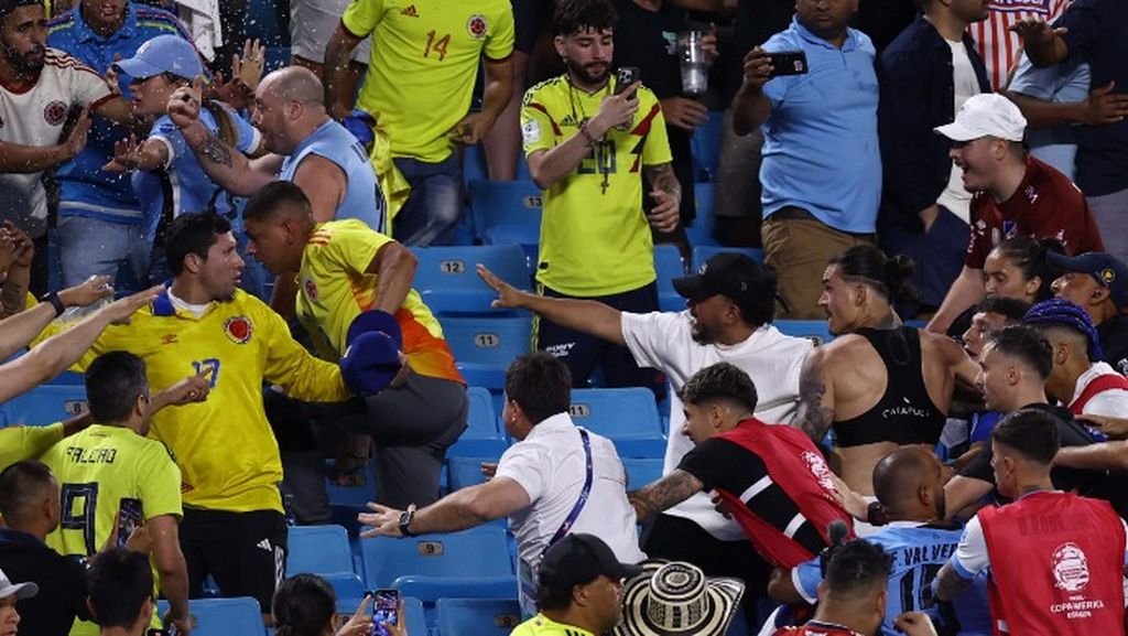 Striker Uruguay, Darwin Nu&ntilde;ez (rompi hitam), terlibat keributan dengan penonton seusai semifinal Copa America 2024 antara Uruguay dan Kolombia di Stadion Bank of America pada Kamis (11/7/2024) pagi WIB di Charlotte, North Carolina.