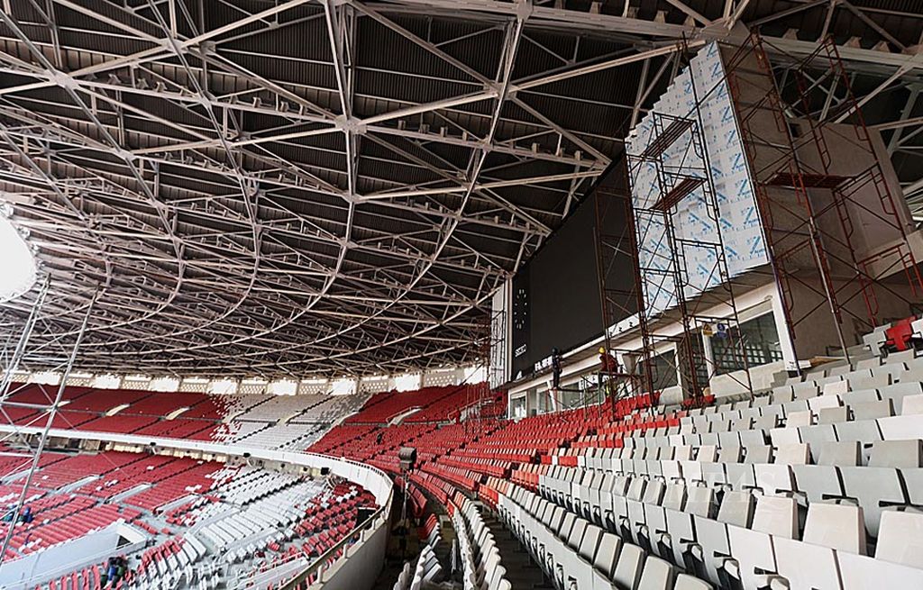 Aktivitas pekerja proyek renovasi Stadion Utama Gelora Bung Karno (GBK), Senayan, Jakarta Pusat, Jumat (15/9). Renovasi Stadion Utama GBK untuk arena Asian Games 2018 itu terus dikebut.