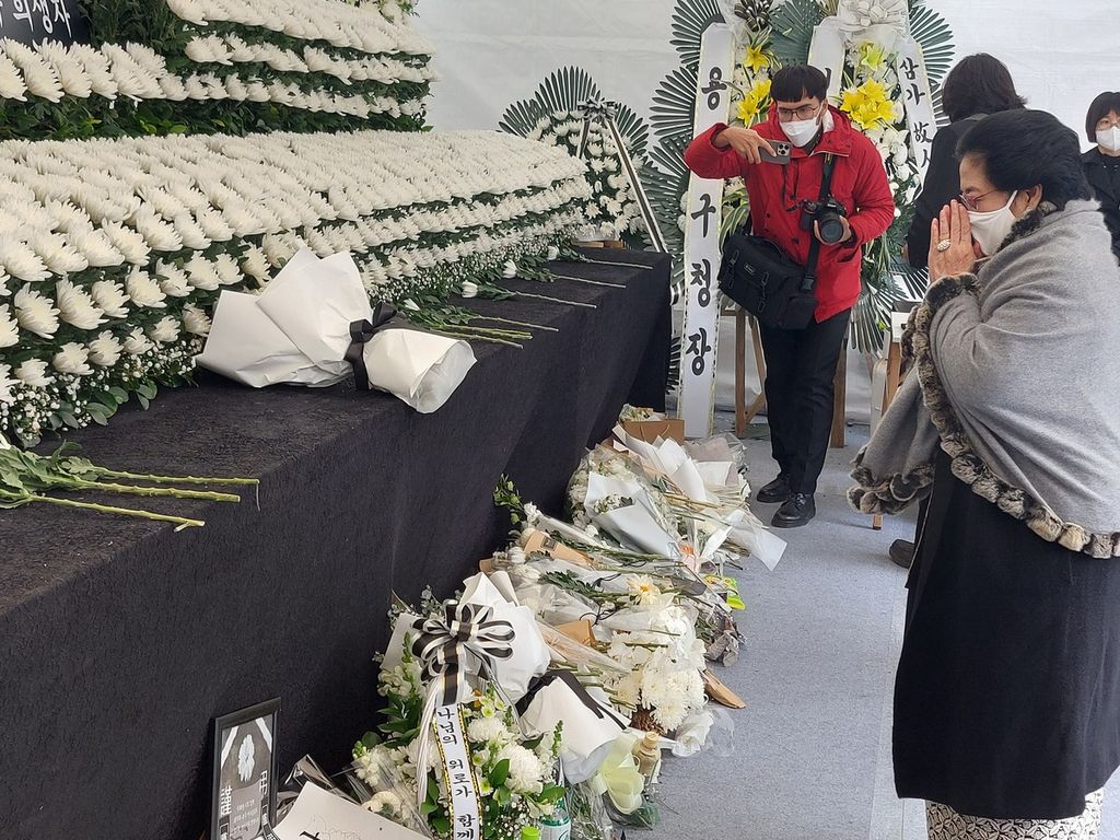 Ketua Umum PDI-P Megawati Soekarnoputri dan Ketua DPR Puan Maharani menuliskan pesan dan berdoa untuk para korban musibah perayaan Halloween di Itaewon, Seoul Korea Selatan. Megawati dan Puan mengunjungi Itaewon pada Kamis (10/11/2022) pagi