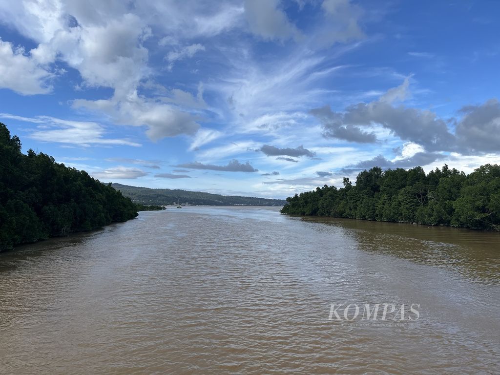 Air keruh dan kecoklatan terlihat di salah satu muara sungai yang mengarah ke Teluk Kendari, Sulawesi Tenggara, pada Rabu (8/5/2024). Sedimentasi yang terjadi membuat lingkungan teluk kian rusak. 