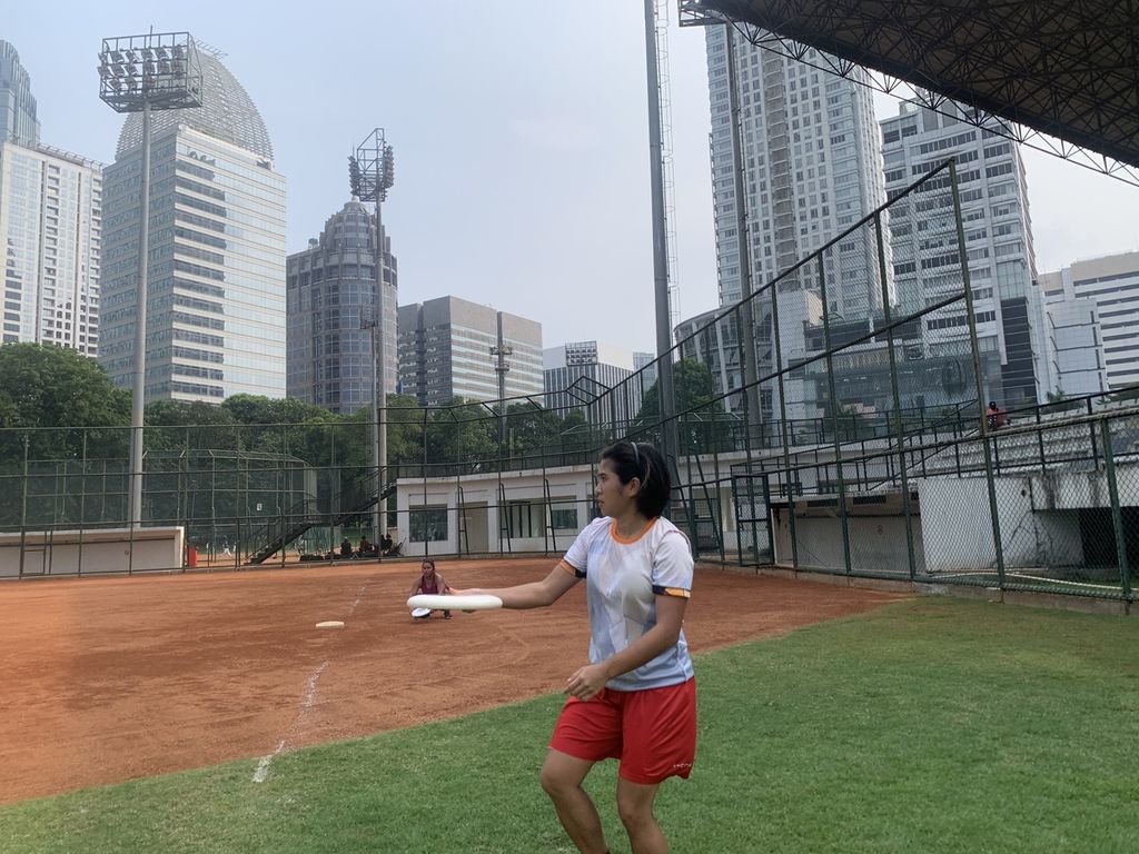 Tala Tania, anggota komunitas Ultimate Frisbee Jakarta, saat latihan di lapangan sofbol satu, Stadion Softball Gelora Bung Karno, Jakarta, Minggu (16/10/2022). Ultimate Frisbee, kata Tania, secara rutin menggunakan lapangan sofbol GBK untuk berlatih setiap akhir pekan. 