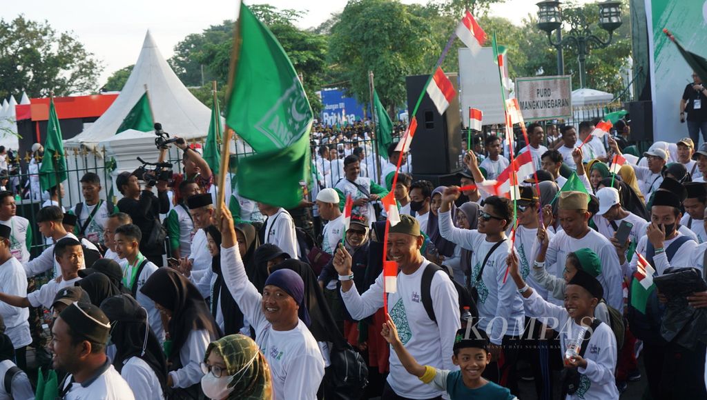 Para peserta memulai jalan sehat jelang peringatan satu abad berdirinya Pengurus Besar Nahdlatul Ulama di Kota Surakarta, Jawa Tengah, Minggu (22/1/2023). 