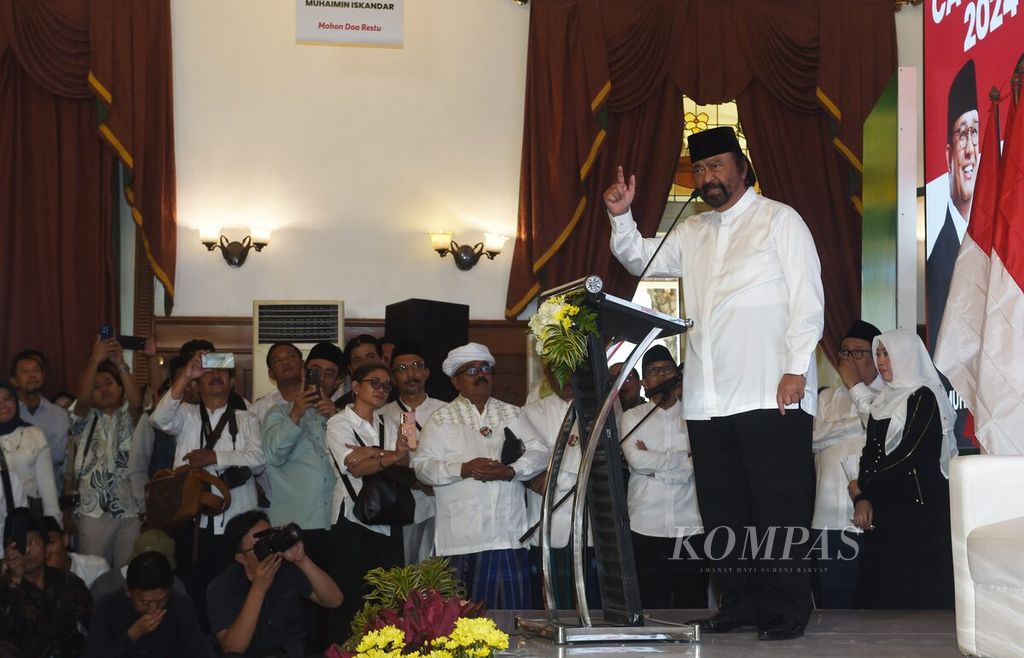 Ketua Umum Partai Nasdem Surya Paloh (kiri) memberikan pidato saat Deklarasi Capres dan Cawapres 2024 oleh Koalisi Perubahan untuk Persatuan (KPP) di Hotel Majapahit, Surabaya, Sabtu (2/9/2023). 