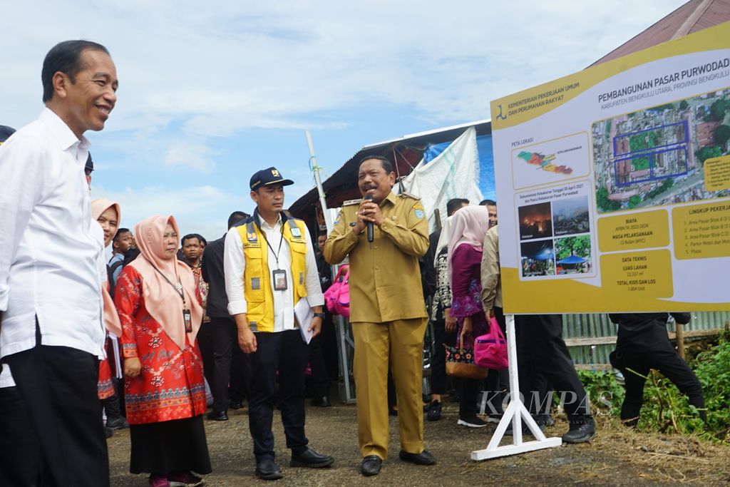 Presiden Joko Widodo sedang mendengarkan penjelasan tentang Pasar Purwodadi yang terletak di Kabupaten Bengkulu Utara, Provinsi Bengkulu, Jumat (21/7/2023). Menurut rencana, pasar ini akan mulai direvitalisasi tahun ini dan tuntas tahun depan.