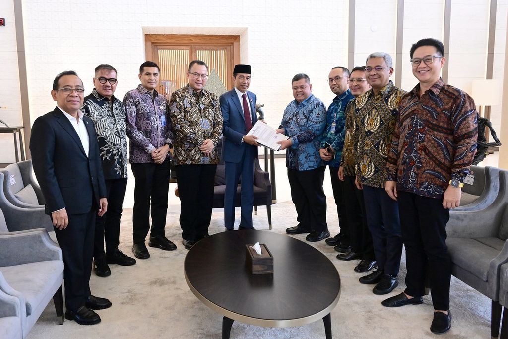 Panitia seleksi calon pimpinan dan Dewan Pengawas KPK menyerahkan nama-nama hasil seleksi kepada Presiden Joko Widodo di Pangkalan Udara TNI AU Halim Perdanakusuma, Jakarta, Selasa (1/10/2024).