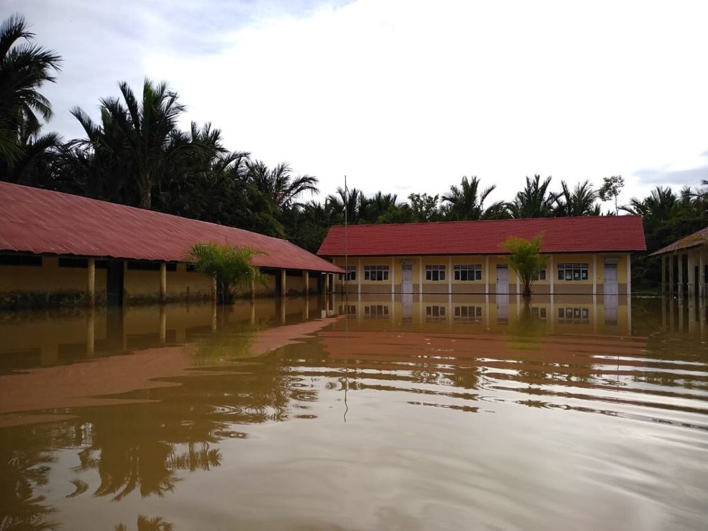 Banjir menggenangi permukiman dan fasilitas publik di Kabupaten Aceh Singkil, Aceh, Selasa (13/11/2018).
