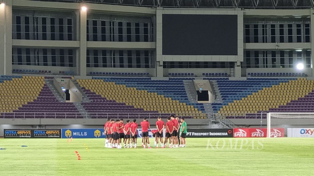 Pemain Indonesia U-23 berkumpul untuk melakukan doa sebelum menjalani latihan jelang laga kontra Taiwan, Jumat (8/9/2023), di Stadion Manahan, Surakarta, Jawa Tengah. Indonesia menargetkan menang besar atas Taiwan.