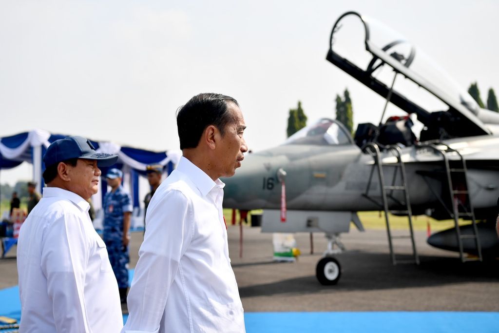 Presiden Joko Widodo dan Menteri Pertahanan Prabowo Subianto (kiri) meninjau alat utama sistem persenjataan yang sudah ditingkatkan kemampuannya di Pangkalan Udara TNI AU Iswahjudi, Magetan, Jawa Timur, Jumat (8/3/2024).