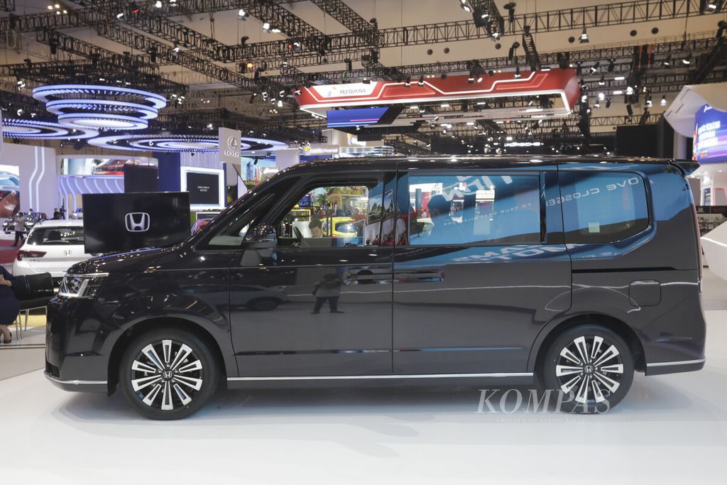 Honda Step Wagon e:HEV saat diperkenalkan di GIIAS 2024 di ICE BSD, Kabupaten Tangerang, Banten, Rabu (17/7/2024). 