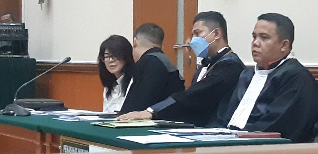 Linda Pujiastuti alias Anita (kiri) berdiskusi dengan kuasa hukumnya usai pembacaan dakwaan kasus peredaran narkoba yang melibatkan Irjen Teddy Minahasa di Pengadilan Negeri Jakarta Barat, Jakarta, Rabu (1/2/2023).