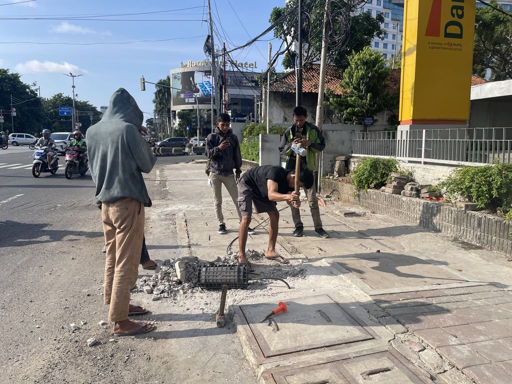 Pekerja sedang merapikan jaringan ulititas di Jalan Gunung Sahari, Jakarta Pusat, Sabtu (18/3/2023).