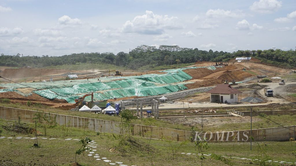 Progres pembangunan Bendungan Sepaku Semoi, penyuplai air baku untuk IKN, di Kalimantan Timur, Sabtu (18/3/2023).