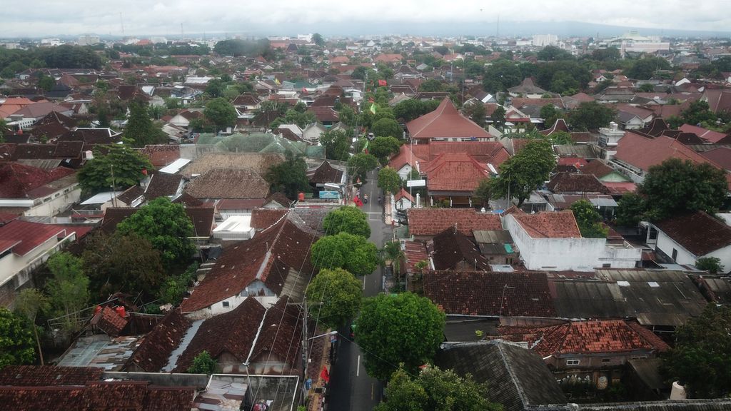 Kampung Gamelan (kanan) di Kelurahan Panembahan, Kraton, Yogyakarta, yang sepakat menolak pemasangan atribut kampanye terlihat dari udara, Kamis (18/1/2024). 