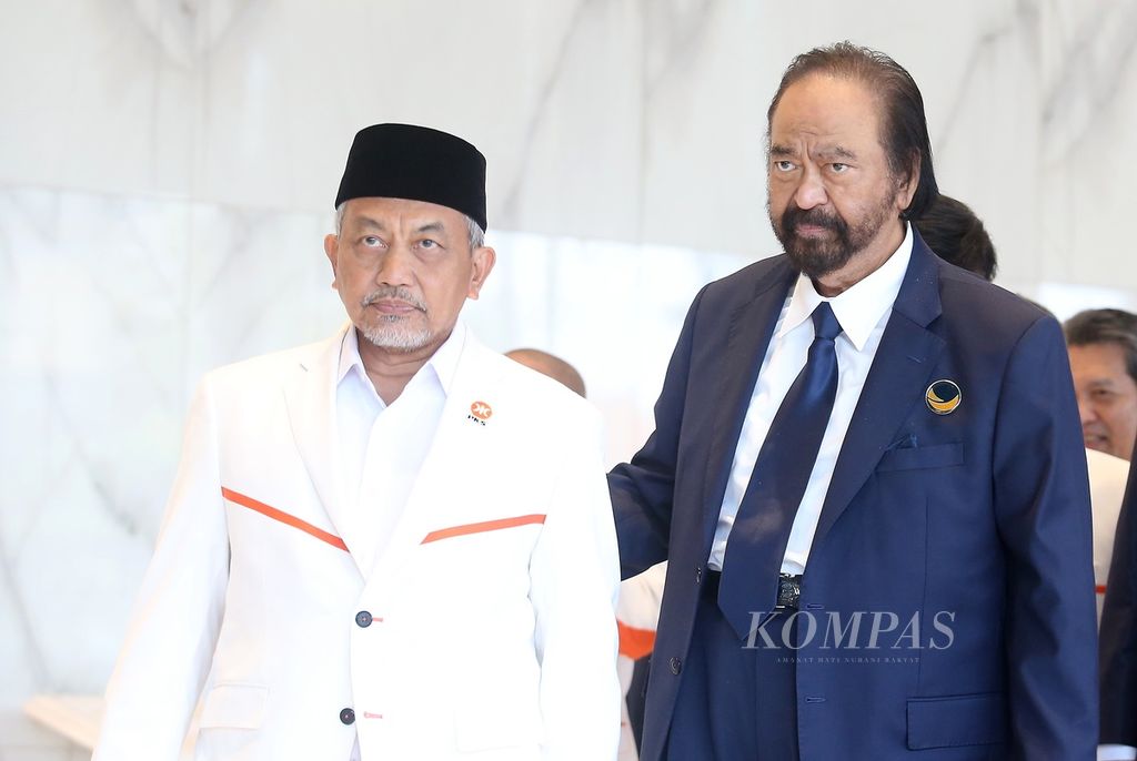 Ketua Umum Partai Nasdem Surya Paloh (kanan) bersama Presiden Partai Keadilan Sejahtera (PKS) Ahmad Syaikhu seusai pertemuan di Kantor DPP Partai Nasdem, Jakarta, Rabu (22/6/2022). Kedua partai menyamakan persepsi dan frekuensi untuk menjajaki koalisi dalam Pemilu 2024. 