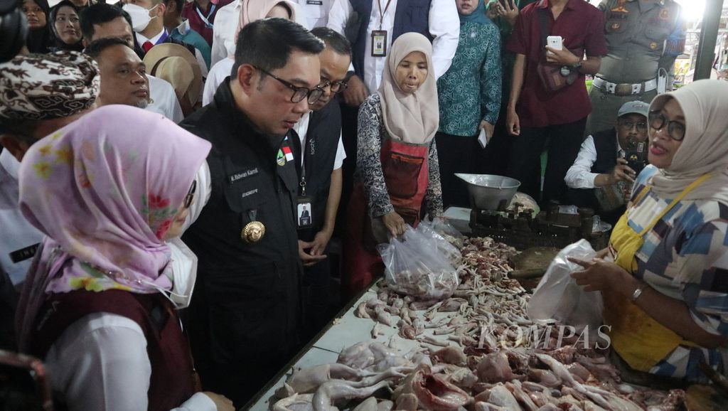Gubernur Jawa Barat Ridwan Kamil (mengenakan rompi dan kacamata) berbincang dengan pedagang di Pasar Pasalaran, Kabupaten Cirebon, Jawa Barat, Rabu (25/1/2023).