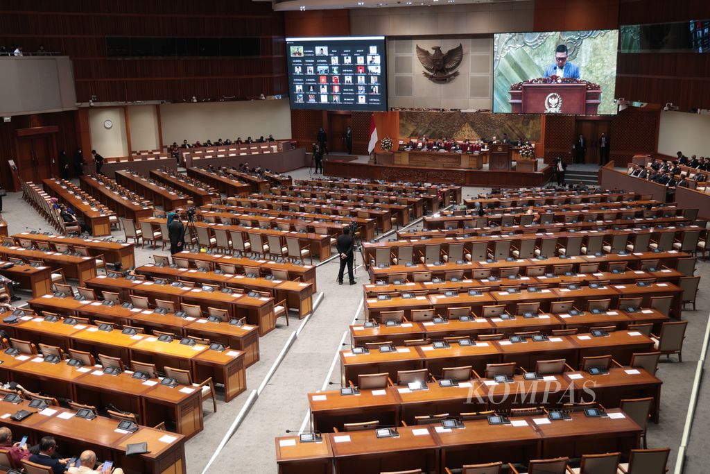 Suasana rapat paripurna DPR di Kompleks Parlemen, Senayan, Jakarta, Selasa (4/4/2023). 