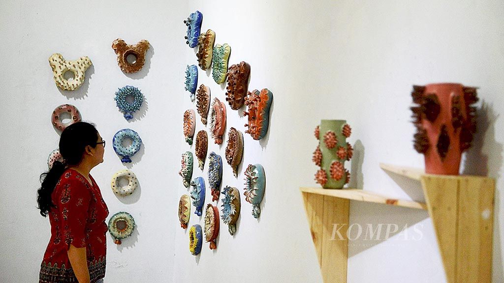 Sejumlah karya seni keramik ditampilkan dalam pameran Air Mata Api di Bentara Budaya Yogyakarta, Kotabaru, Yogyakarta, Kamis (7/6/2018). Pameran tersebut berlangsung hingga 13 Juni 2018.