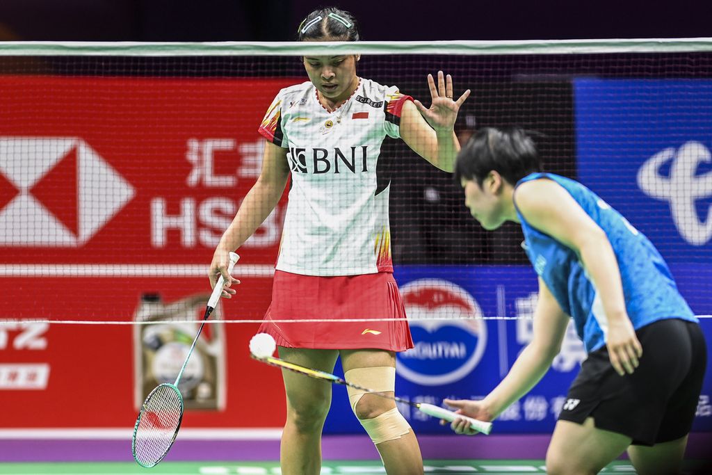Indonesia's single daughter, Gregoria Mariska Tunjung (left), during her match against Japan's single daughter, Akane Yamaguchi, in a group stage match of the 2024 Uber Cup at Chengdu Hi Tech Zone Sports Center Gymnasium, Chengdu, China, on Wednesday (1/5/2024).