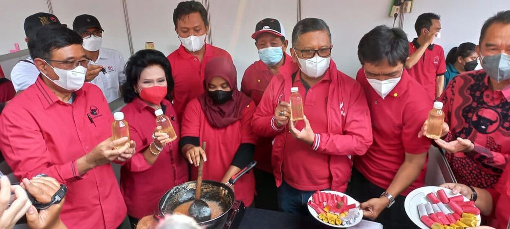 Sekretaris Jenderal PDI-P Hasto Kristiyanto bersama Ketua DPP PDI-P Djarot Saiful Hidayat memberikan contoh masak tanpa menggunakan minyak goreng di sekolah partai DPP PDI-P, Jakarta, Senin (28/3/2022).