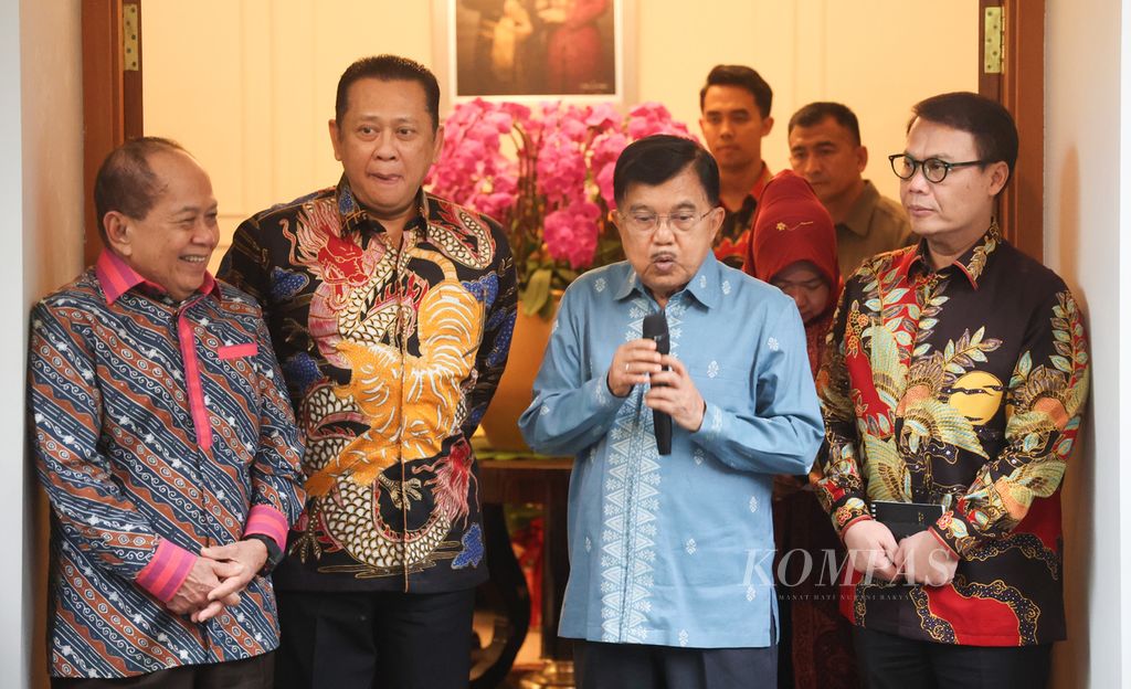 Wakil Presiden kesepuluh dan keduabelas Jusuf Kalla bersama Ketua Majelis Permusyawaratan Rakyat (MPR) Bambang Soesatyo (dua dari kiri) Wakil Ketua MPR Ahmad Basyarah (kanan) dan Sjarifuddin Hasan (kiri) memberikan keterangan pers usai pertemuan di kediaman Jusuf Kalla di Jakarta, Rabu (22/5/2024). Kunjungan pimpinan MPR ini merupakan bagian dari silaturahmi kebangsaan.